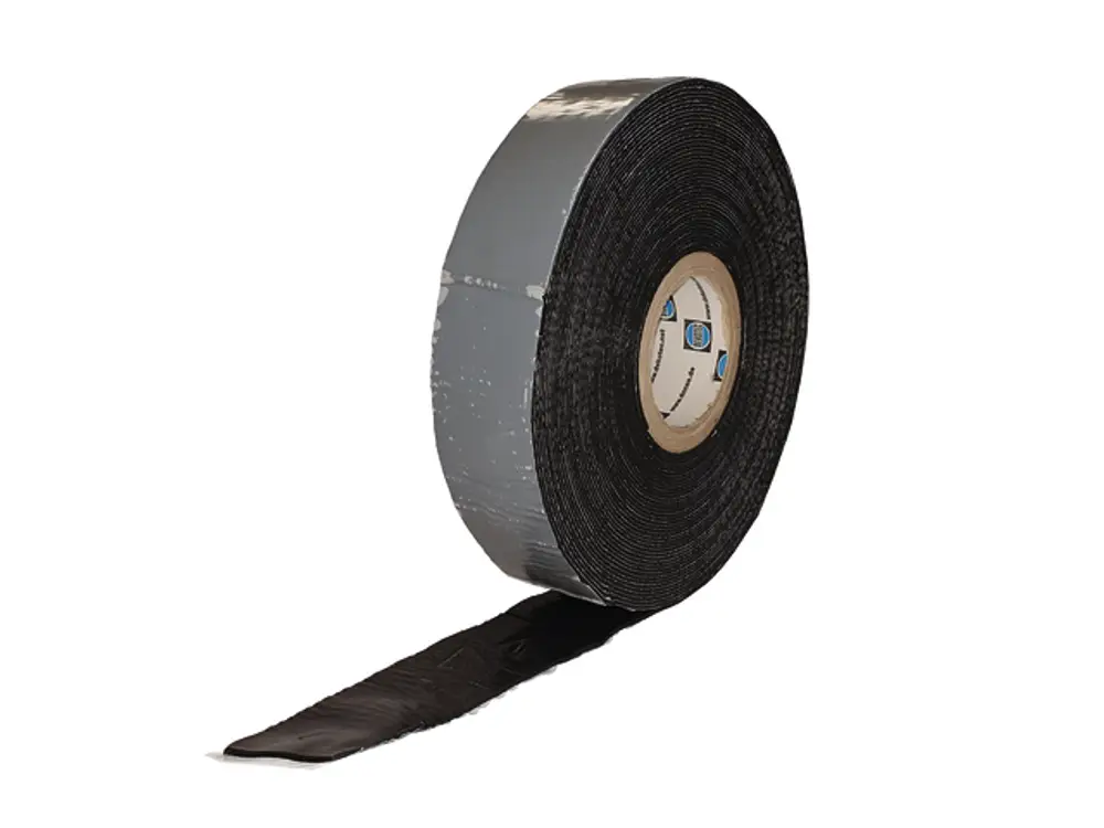 Schwarze Wickelbandage von TECE auf einer Rolle, mit einem Teil des Bandes seitlich abgerollt, Hintergrund weiß.